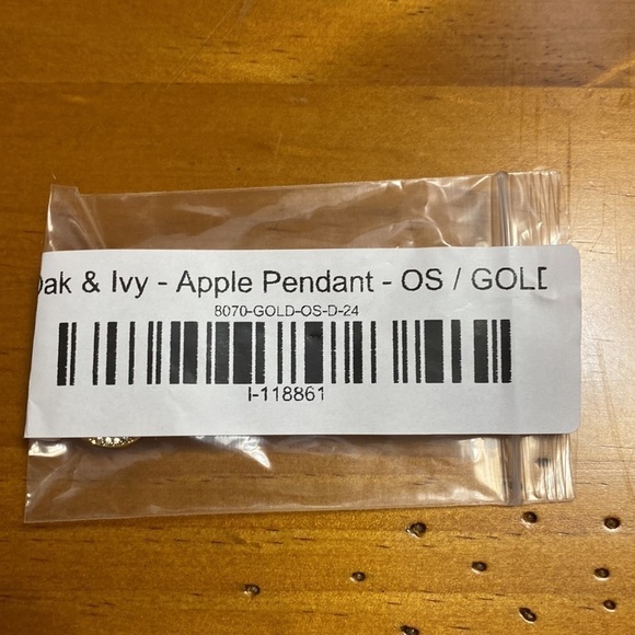 Oak & Ivy Apple 🍎 Pendant NWT - Picture 4 of 4